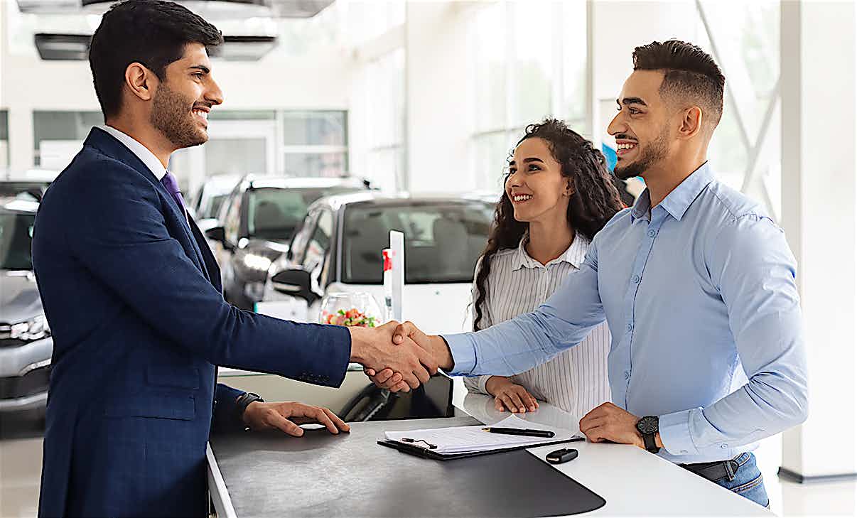 Verkäufer und Kunden im Autohaus
