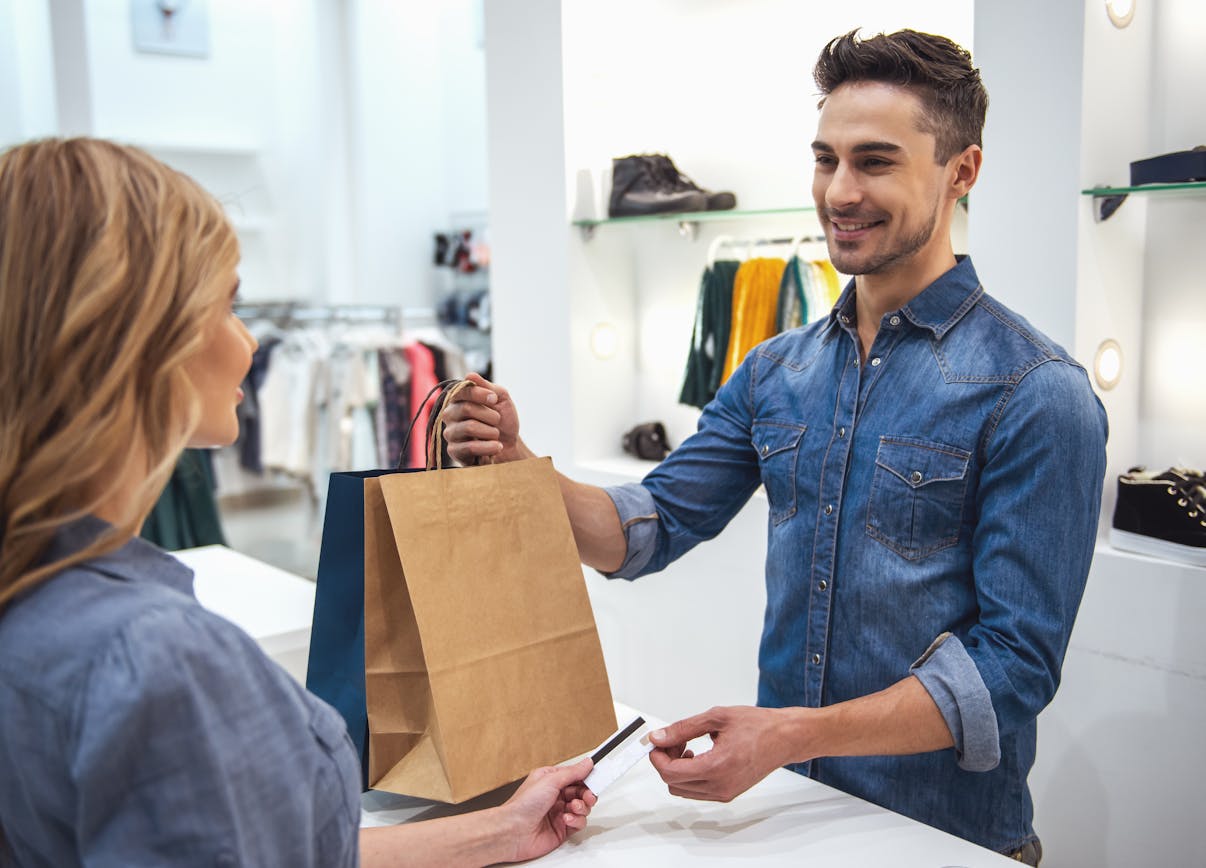 Einzelhandel mit Kundin Einzelhandel mit Kundin