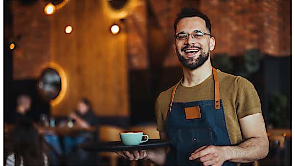 Gastro Kassensystem Kellner mit Kaffee auf Tablett