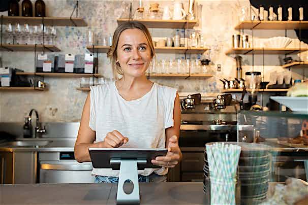 Tablet-Kasse für Gastronomie Mitarbeiterin mit Tablet-Kasse hinter Cafétheke