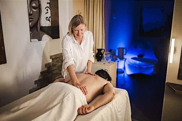 Time Out Spa Frau massiert Kunden in einer Spa