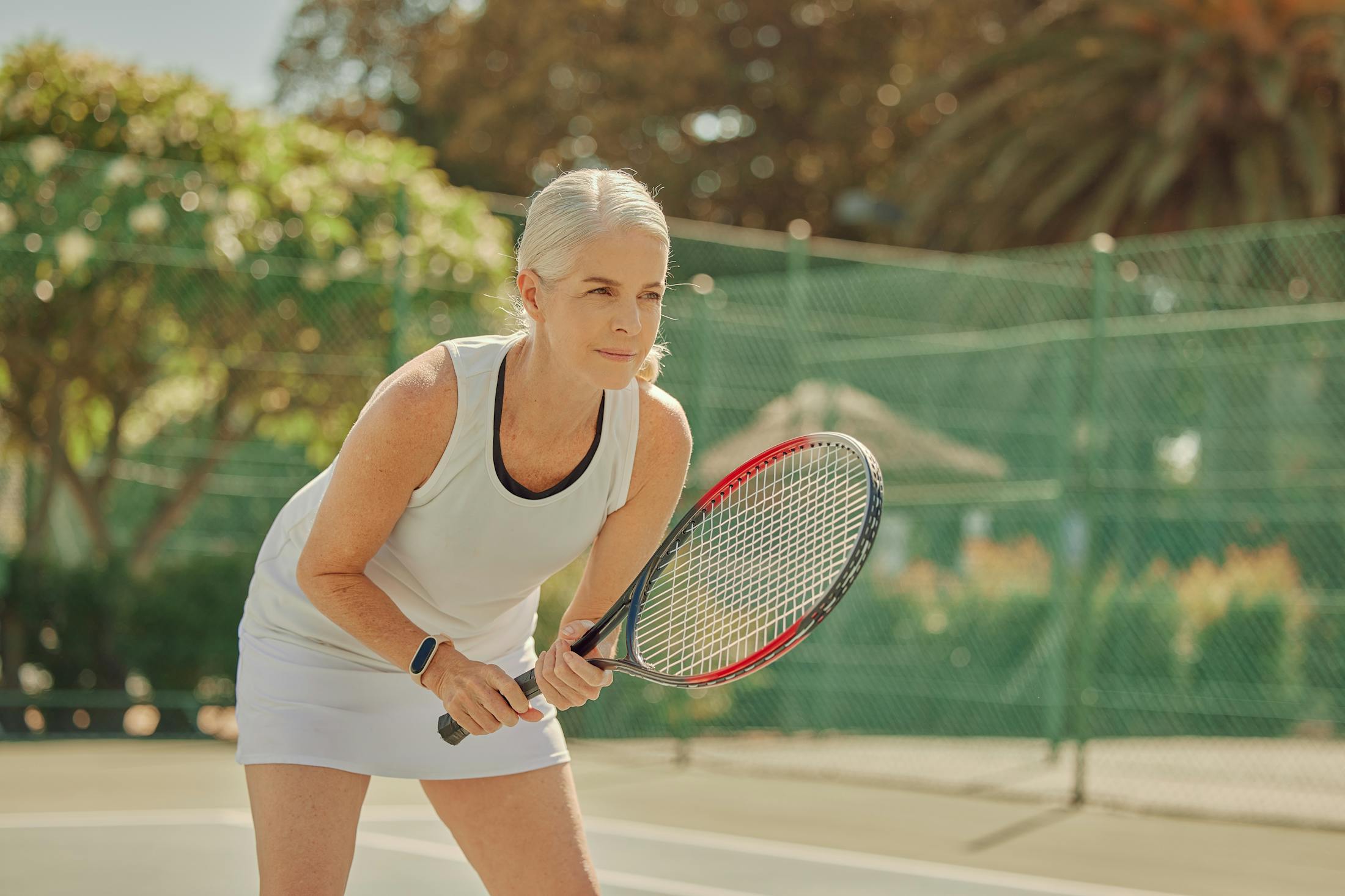 woman playing tennis