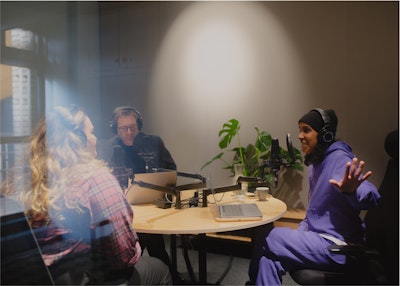 A photograph of the hosts during a recording session of Neftlixwoche