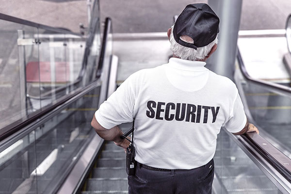 Un agent de sécurité pour assurer le gardiennage