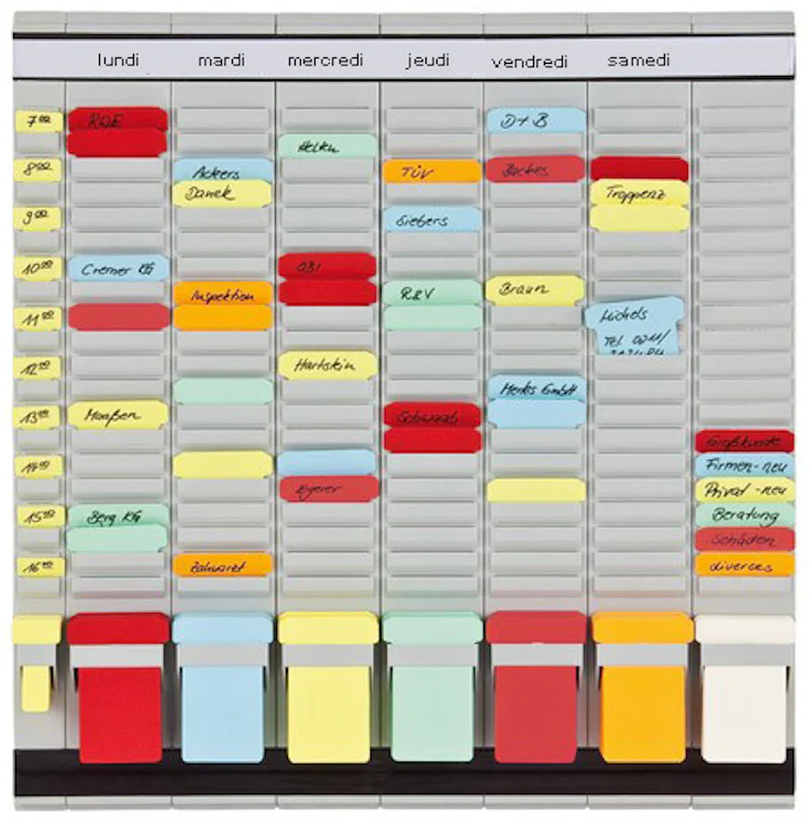 Tableau Pour La Planification Avec Différentes Tâches, écrit Sur Des  Papiers De Couleur