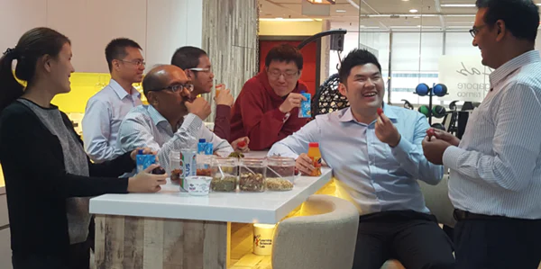 Le PDG de Ramco prend un café avec ses salariés dans le bureau de Singapour