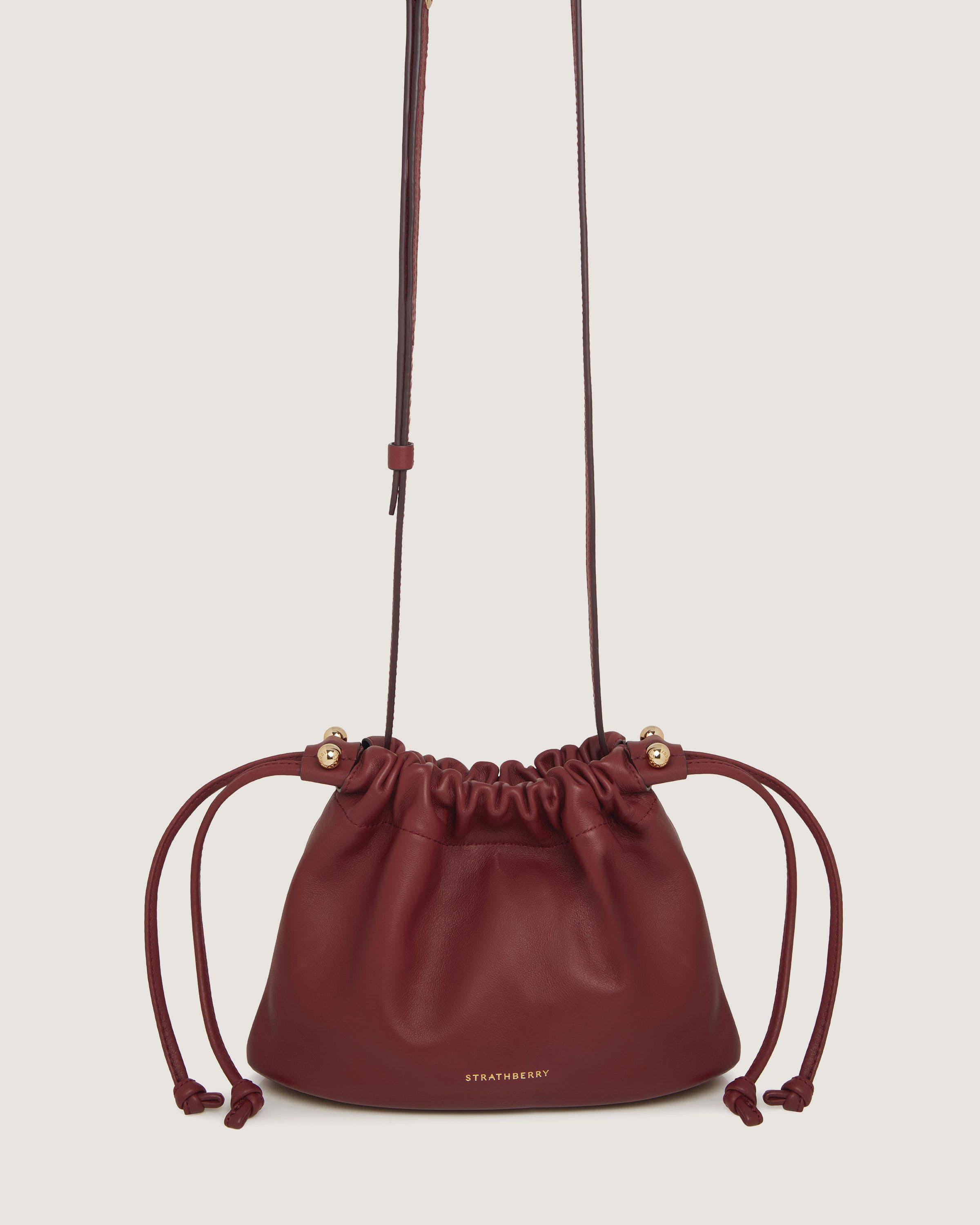 セール商品が満載 Strathberry - Charlotte Drawstring - Burgundy バッグ