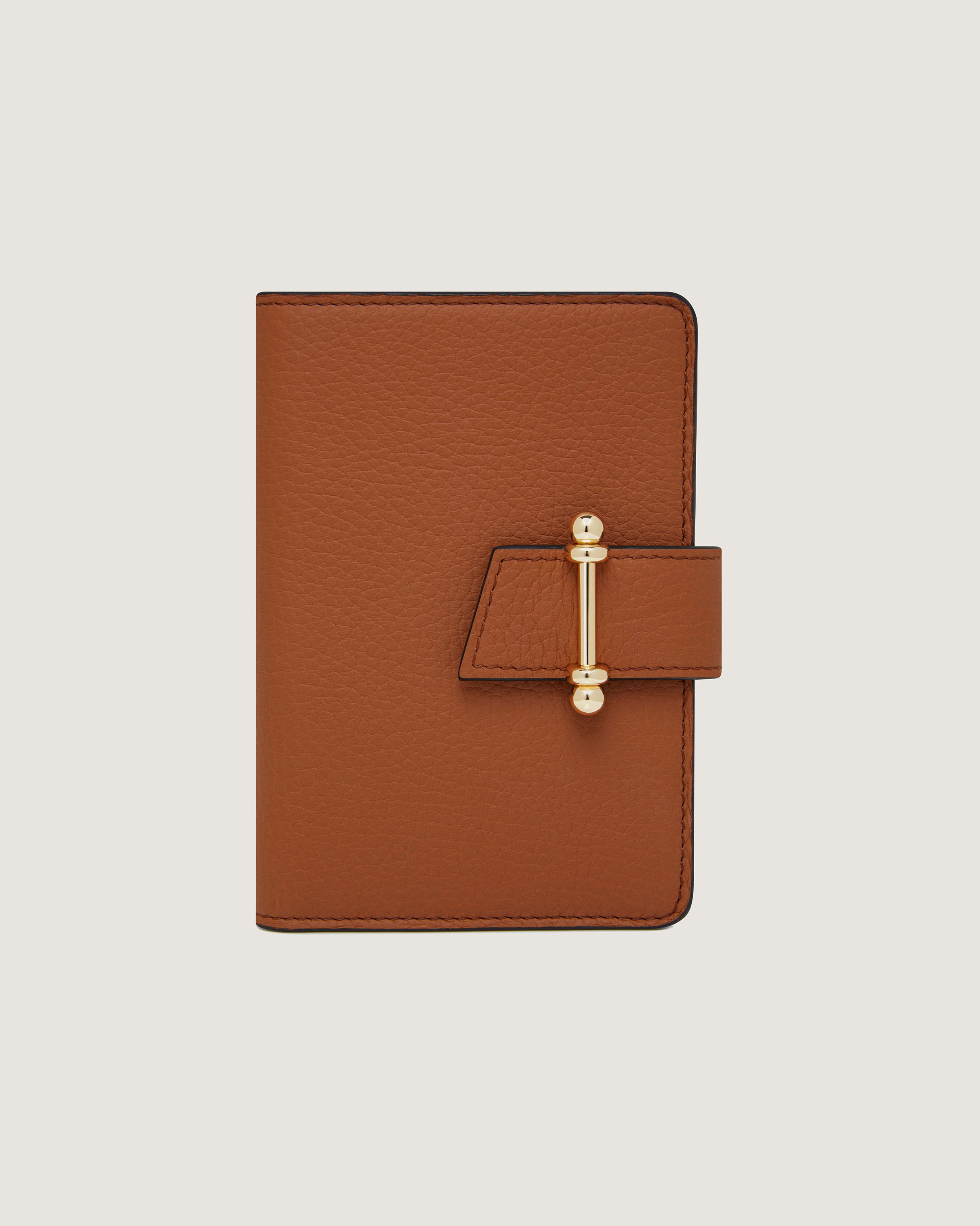 【STRATHBERRY】マルツリーズ パスポートホルダー Tan 1734967221-strathberry-