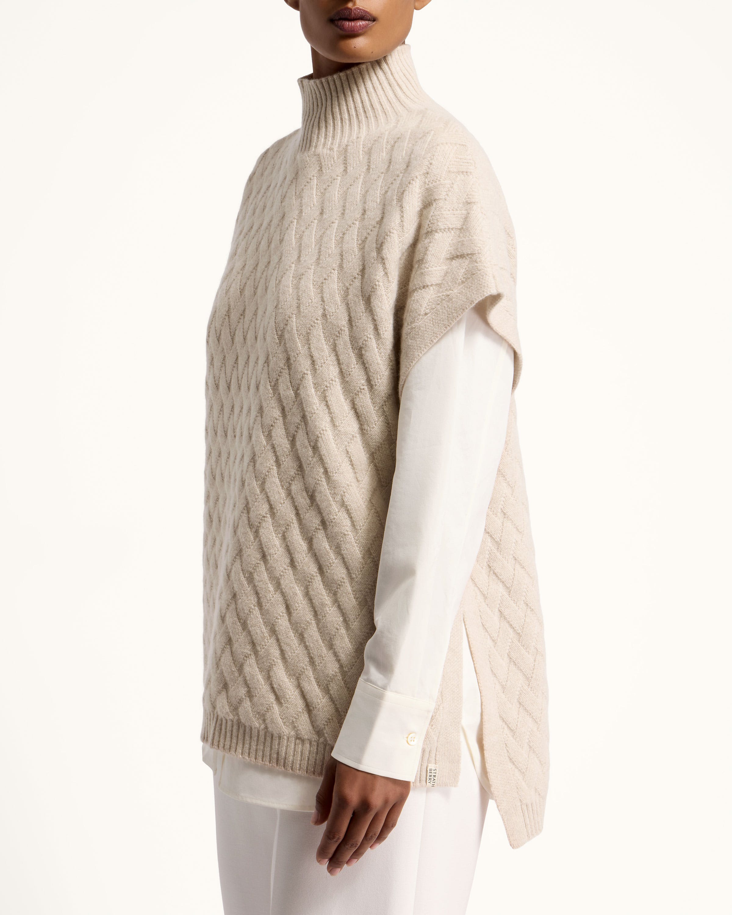 【BAON】[unisex] Ponko over cable knit Strathberry - Sanday Cable Knit Pure Cashmere Poncho - Beige
