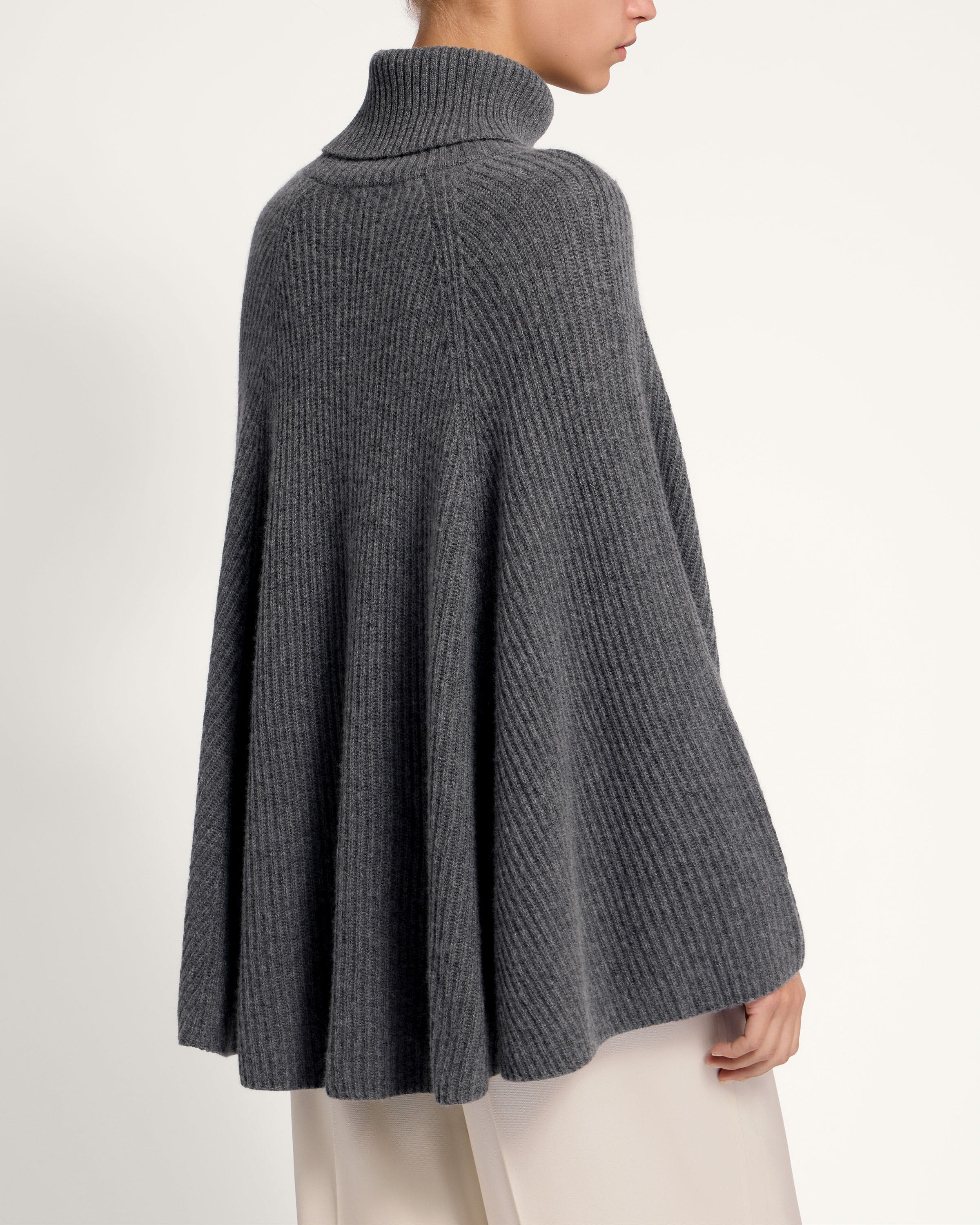 ポンチョ・ケープ Wool and cashmere poncho with leather profiles Fendi Brown Wool And Cashmere Poncho