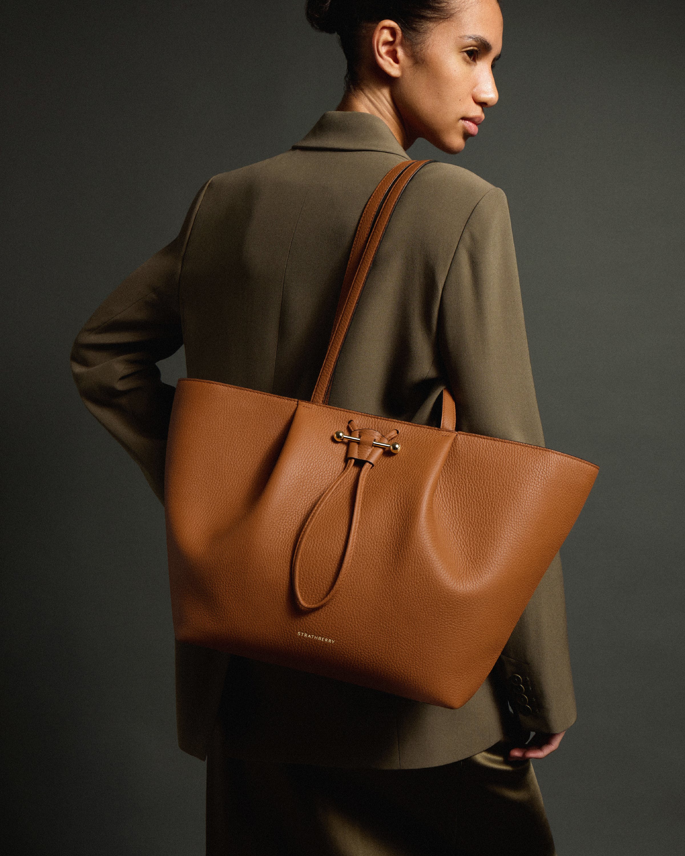 STRATHBERRY オゼットショッパー ストラスベリー - Osette Shopper - タン | Strathberry 日本