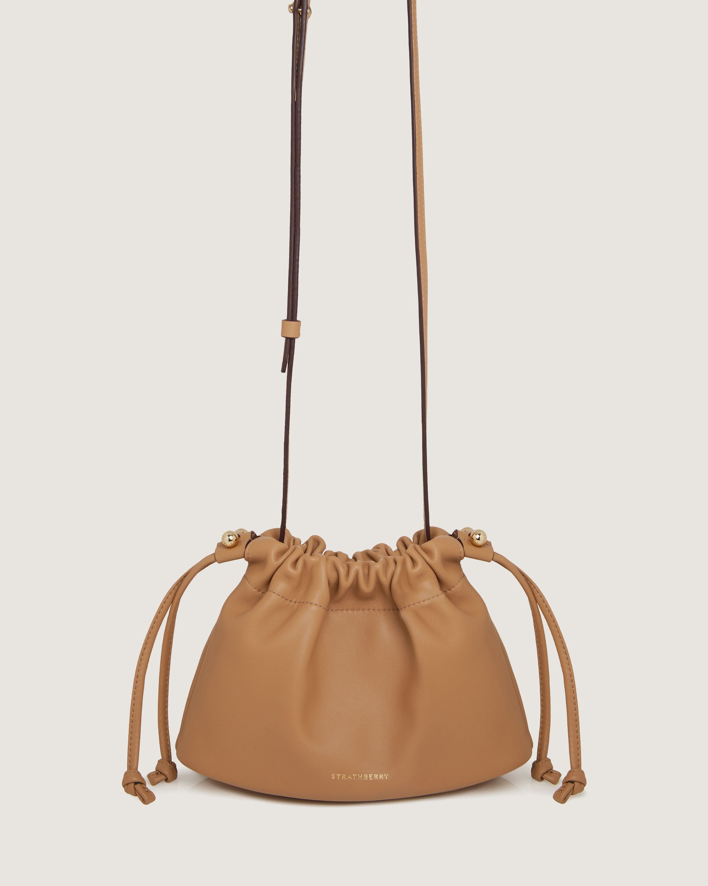 ★関税込み★【STRATHBERRY】Charlotte Drawstring バッグ Strathberry - Charlotte Drawstring - Black