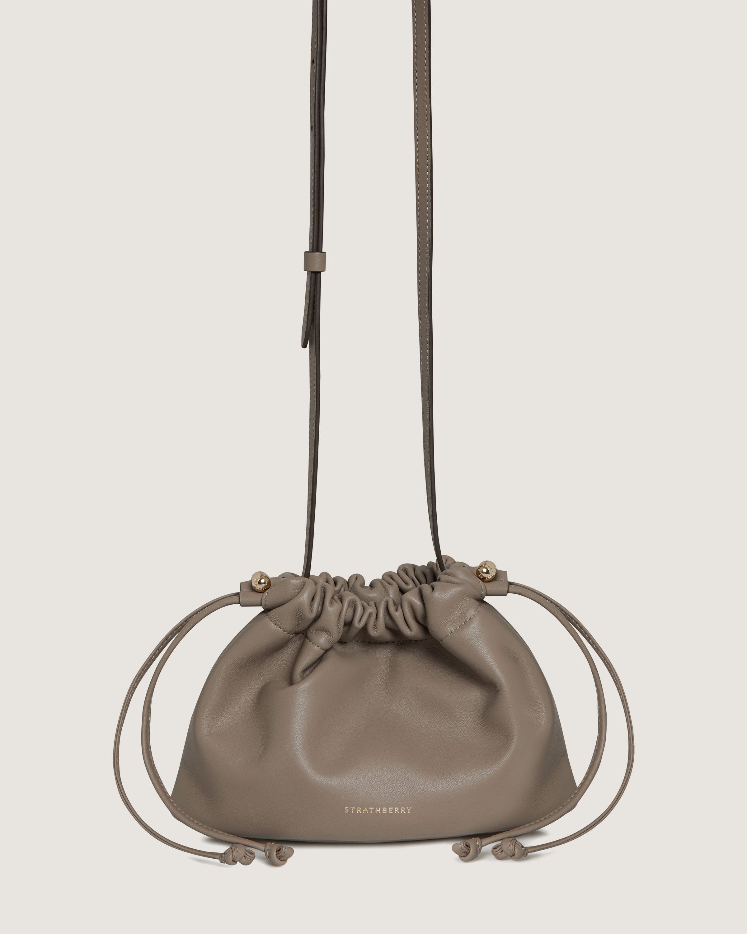 【英国王室御用達ブランド】 STRATHBERRY Charlotte Drawstring Strathberry - Charlotte Drawstring - Black