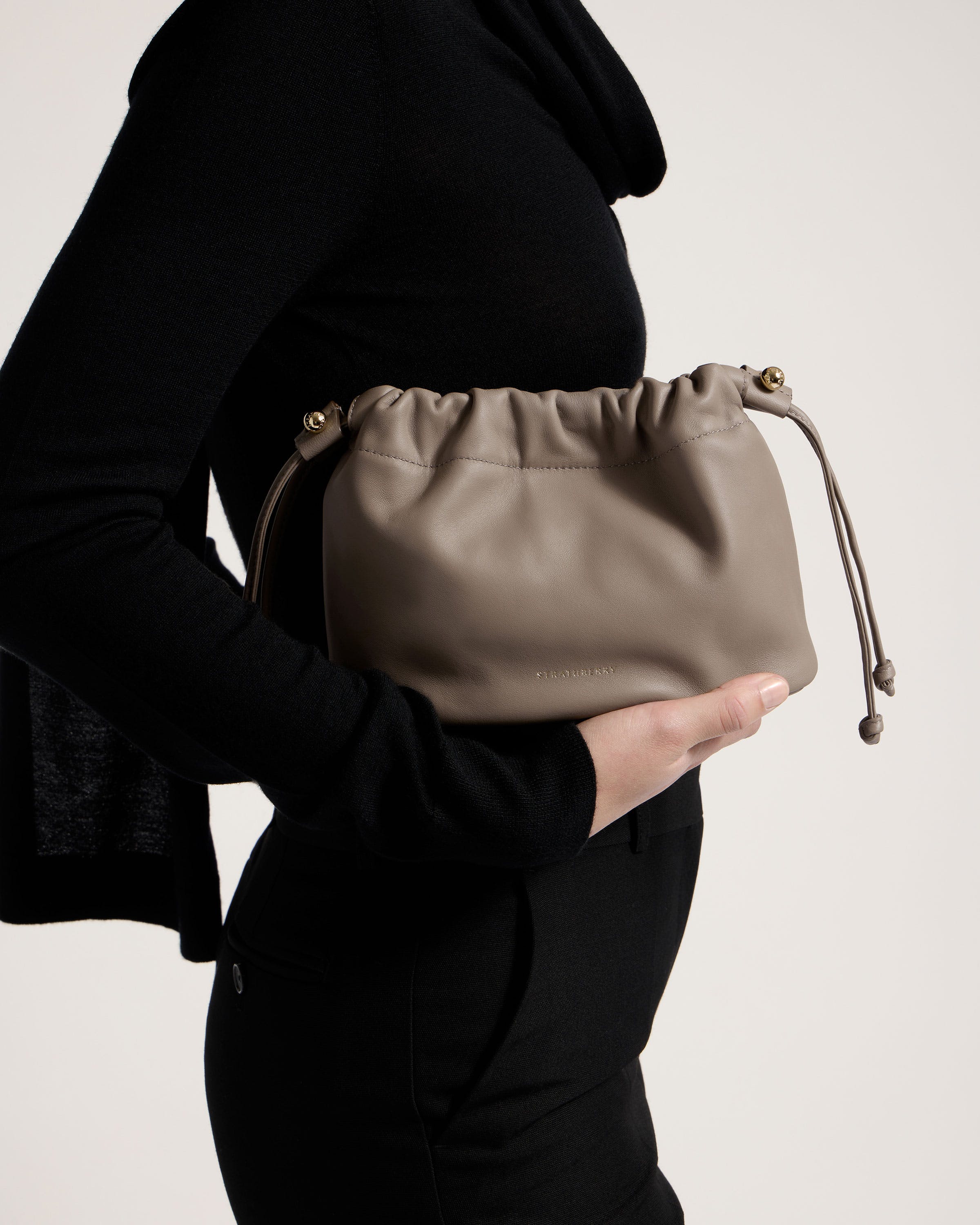 ★関税込み★【STRATHBERRY】Charlotte Drawstring バッグ Strathberry - Charlotte Drawstring - Brown