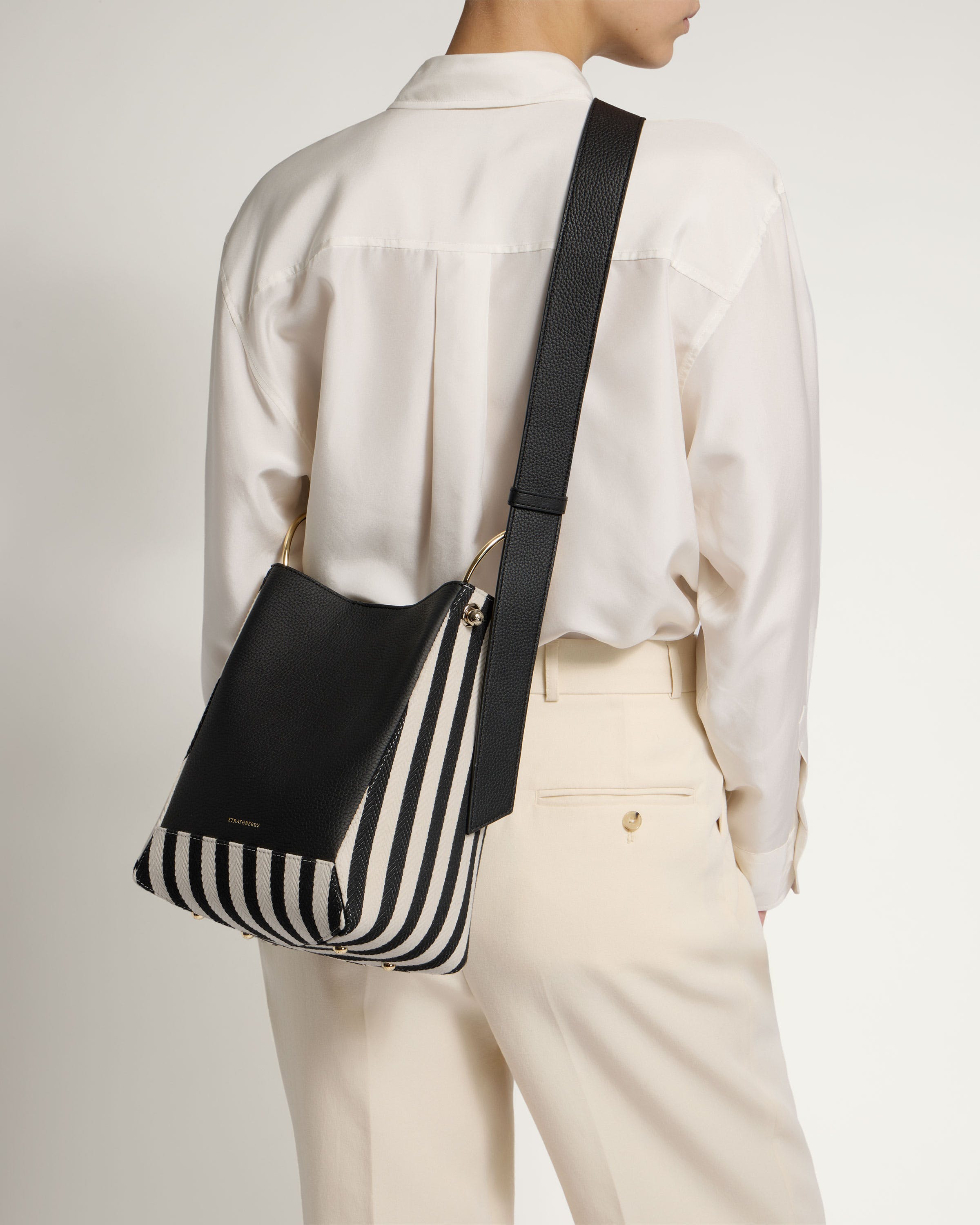 STRATHBERRY ラナ ホーボー ミディ Strathberry - Lana Midi Bucket Bag - Leather Bucket Bag - Brown