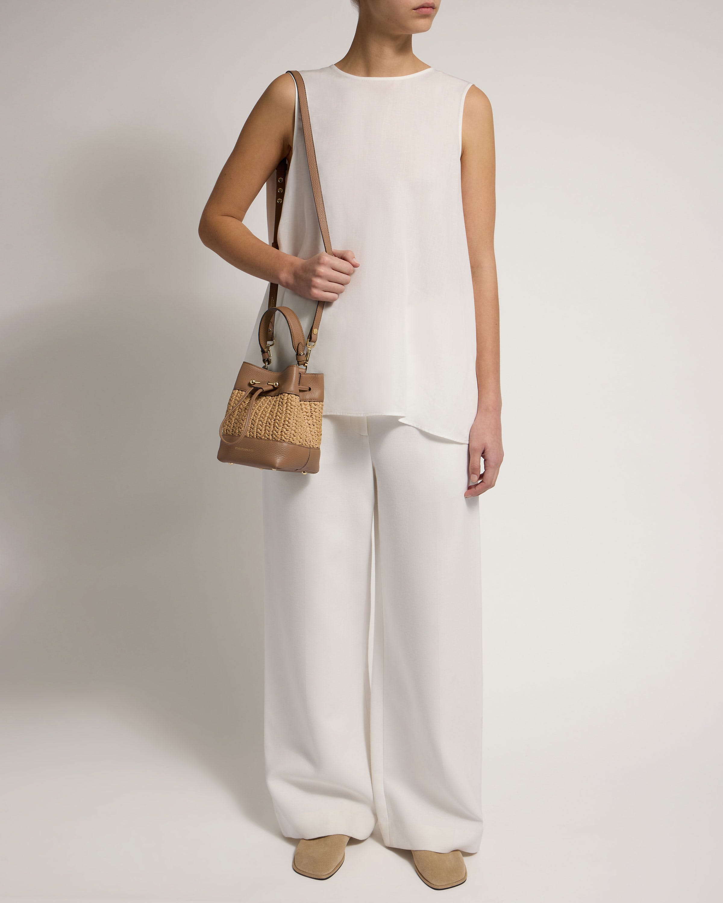 【STRATHBERRY】レザーハンドル付き バスケットバッグ Strathberry | Raffia Bucket Bags & Raffia Basket Bags