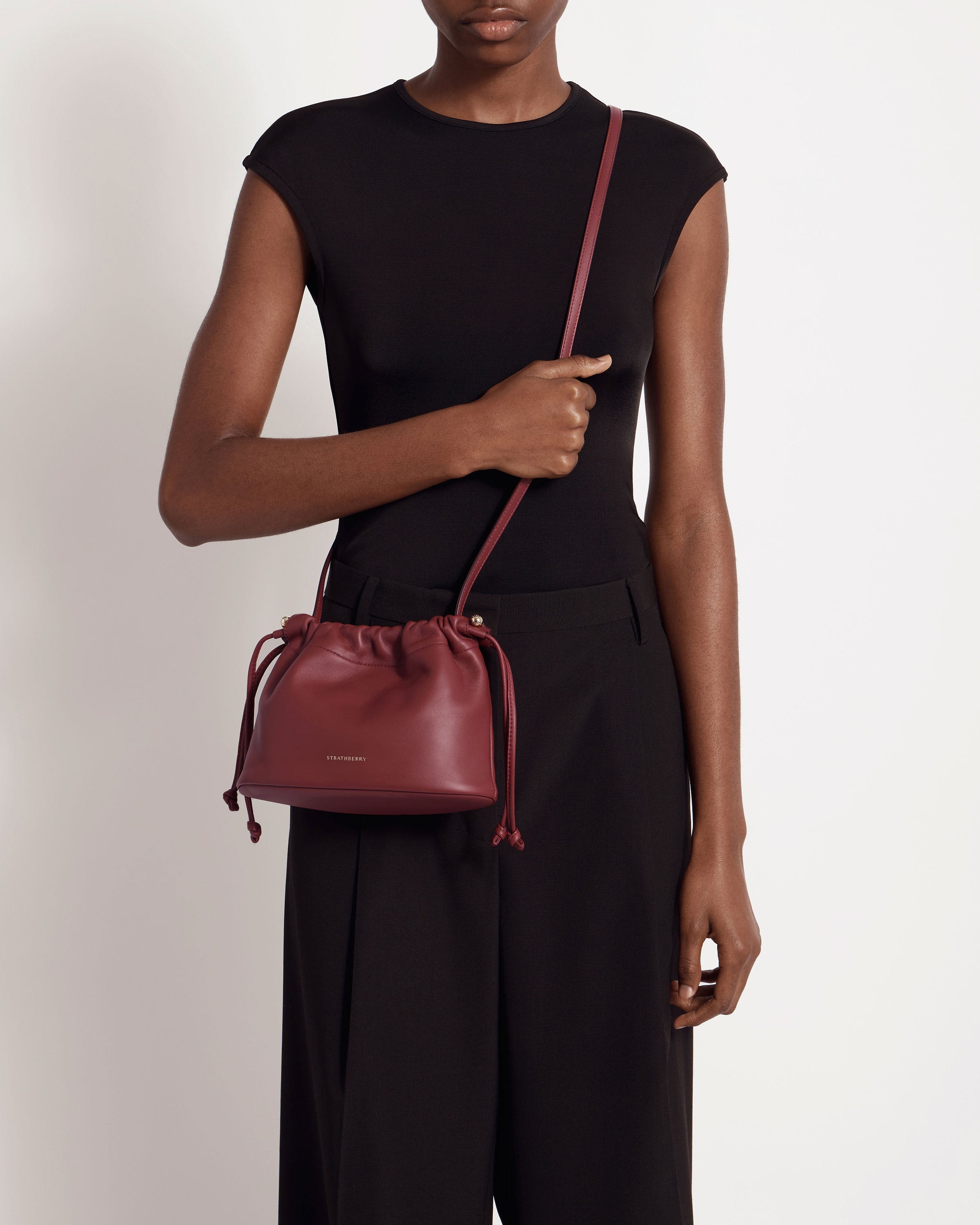 STRATHBERRY Charlotte Drawstringショルダーバッグ 1736193913-strathberry-