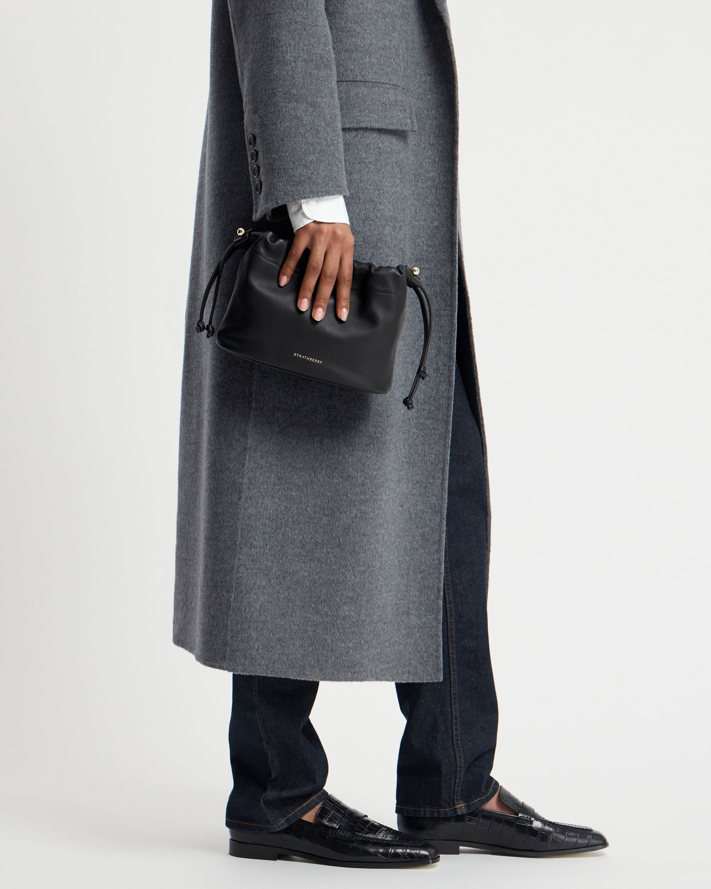 ストラスベリー - Charlotte Drawstring - Black | Strathberry 日本
