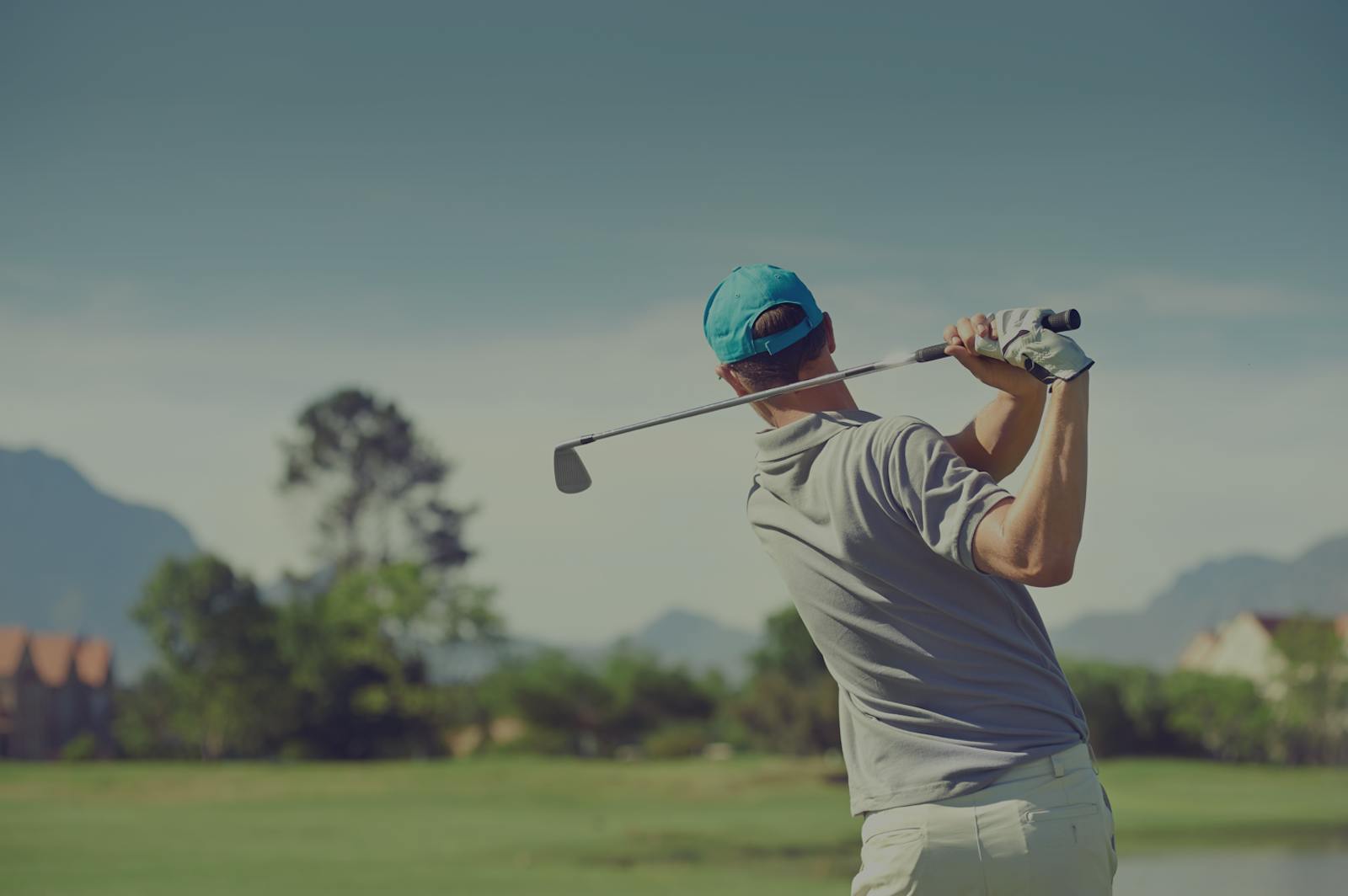 A man swinging on a golf court