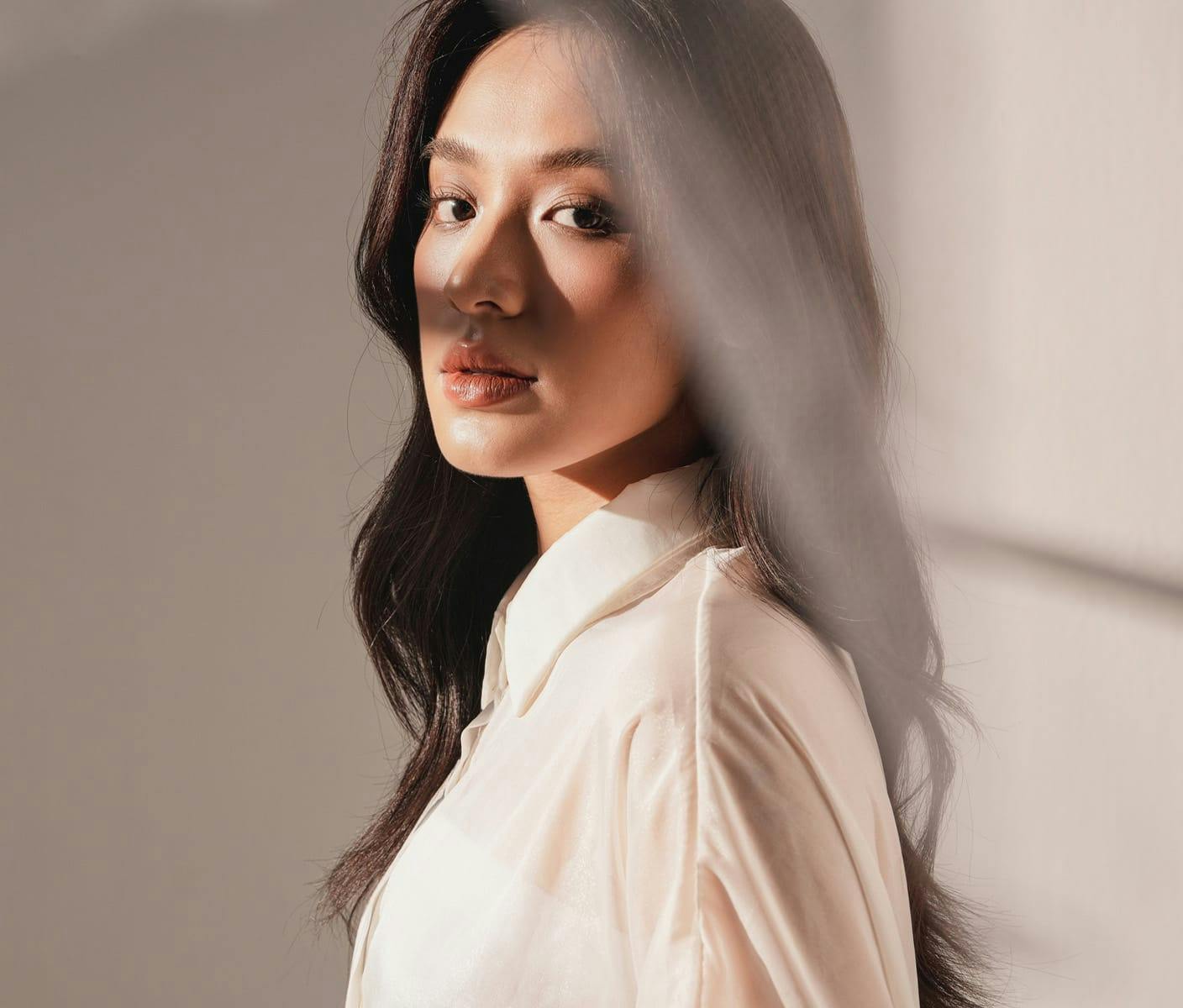 woman wearing a white shirt