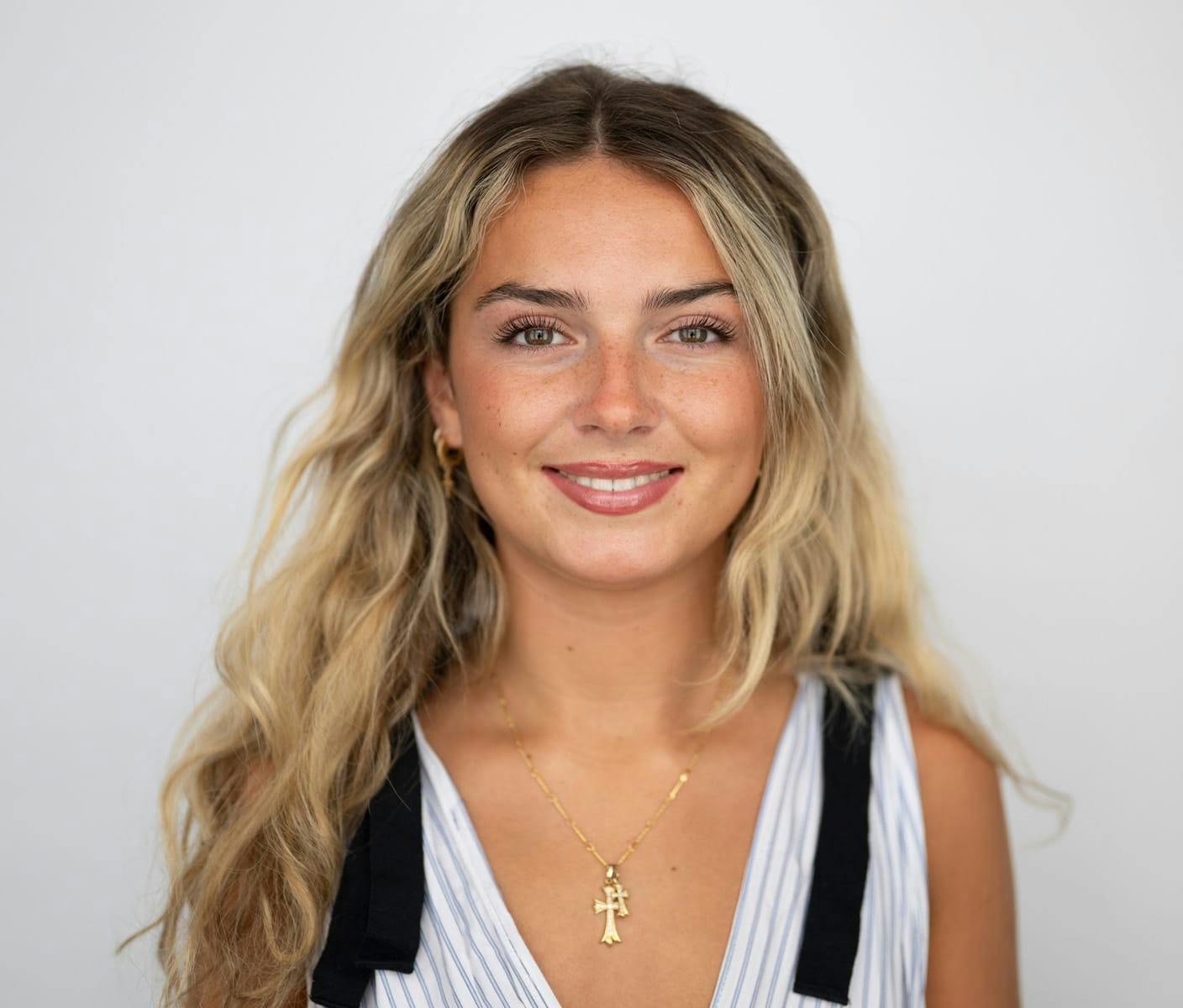 woman with wavy blonde hair