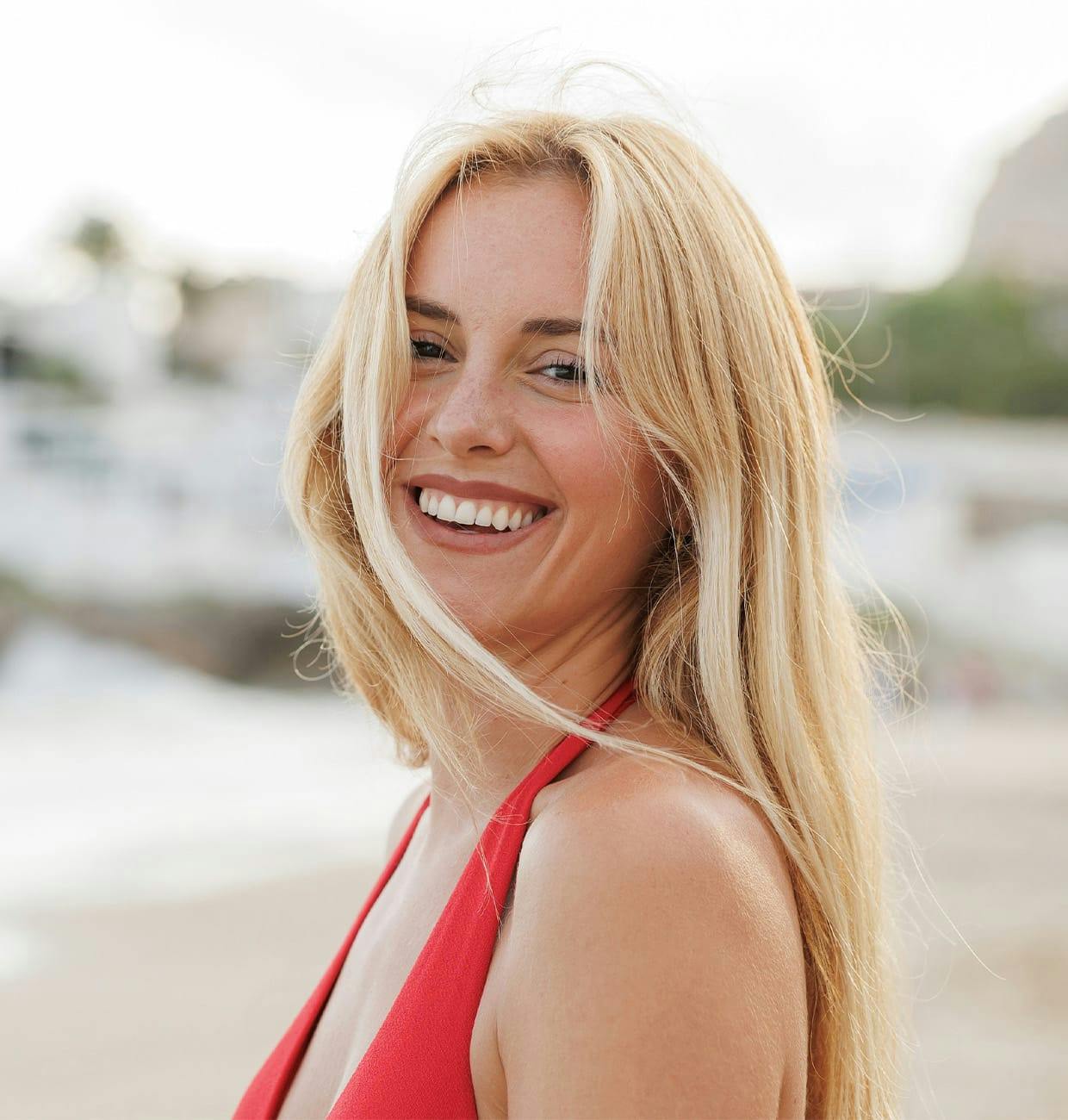 woman with long blonde hair