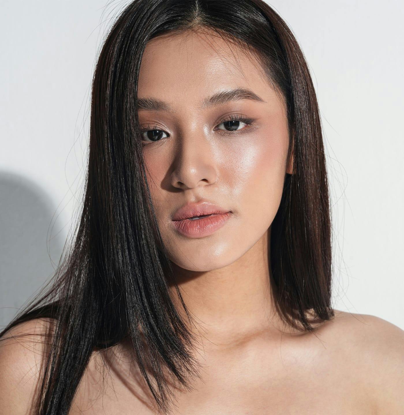 woman loogking into the camera