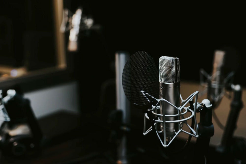 Microphone with pop filter in studio