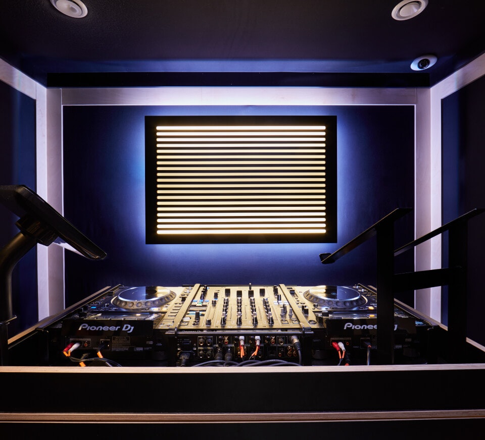 Descubre la nueva generación de alquiler de estudios para DJs con configuraciones de club, equipos Pioneer, capacidad de transmisión en vivo, iluminación, controles de temperatura personalizados, y más.
