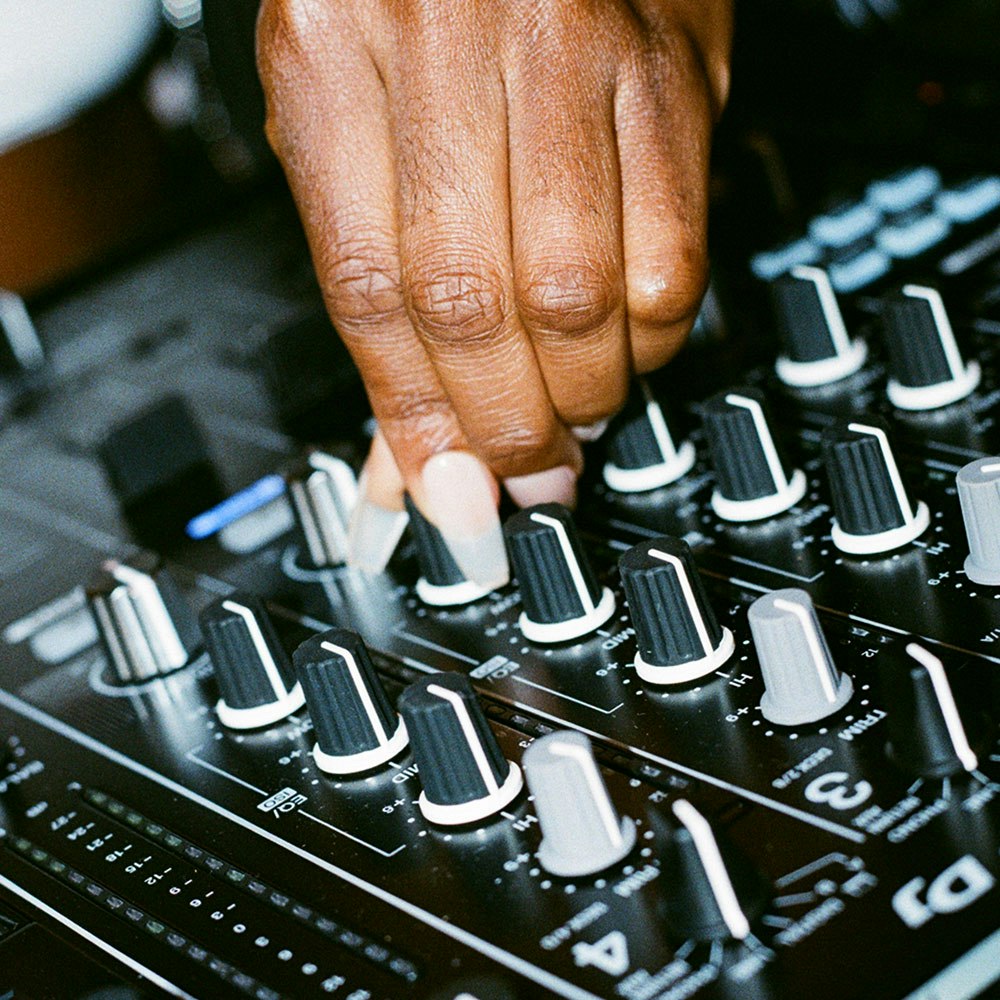 DJ Studios in Brooklyn Practice on Club Standard Decks