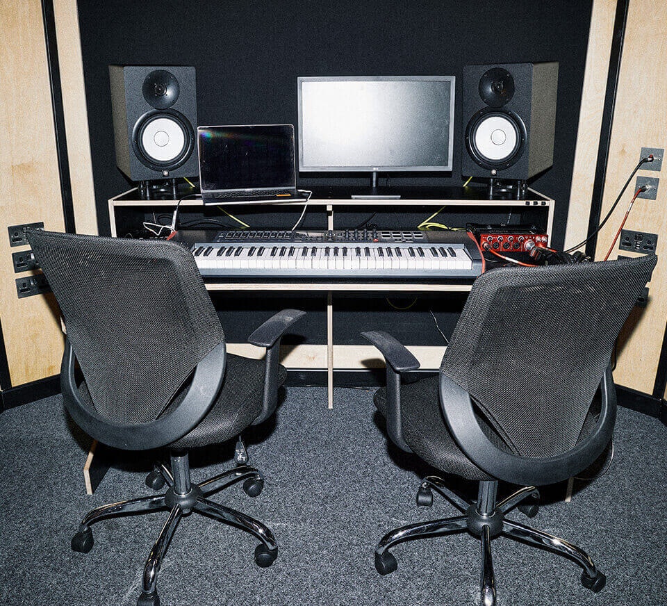 STUDIO —
