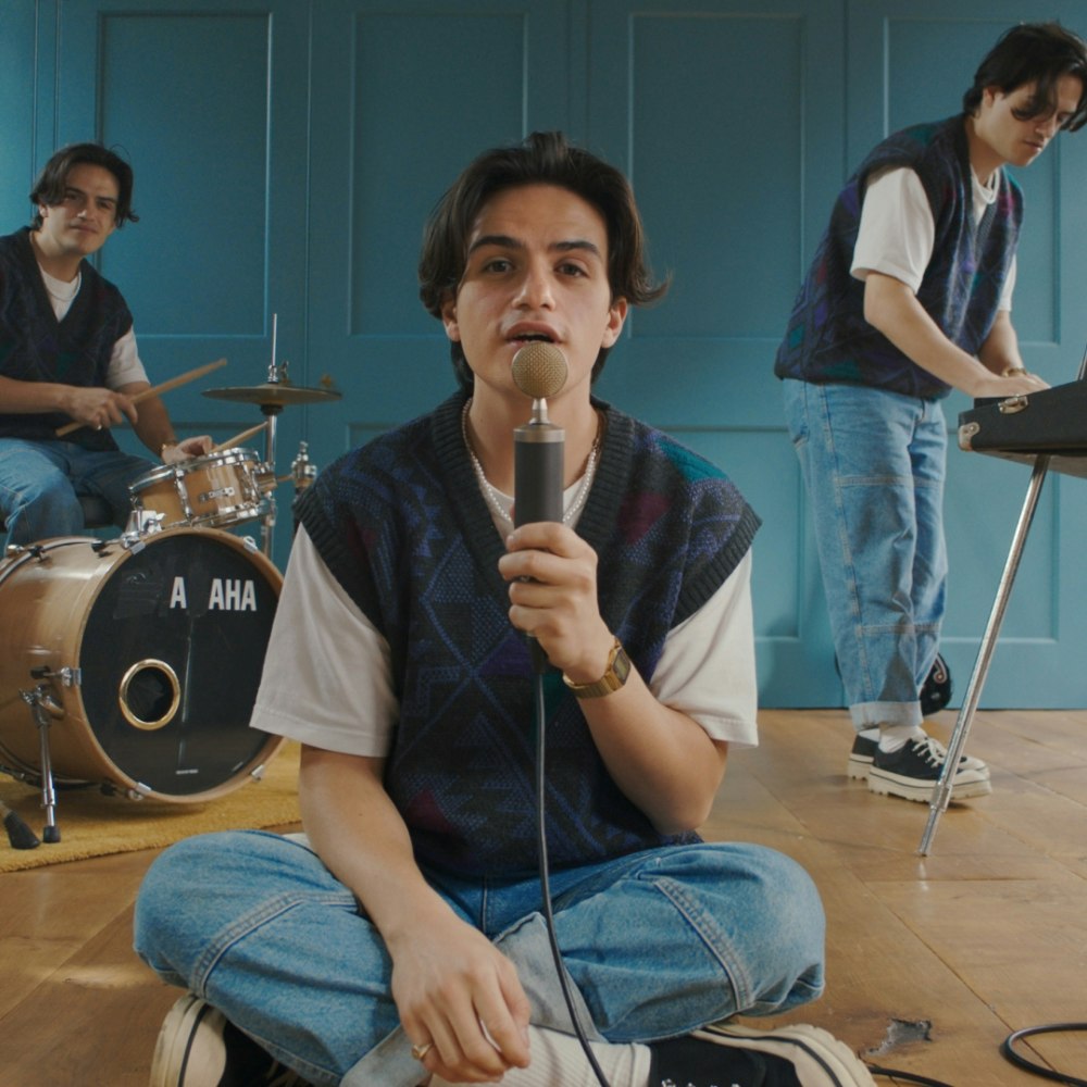 Pastel BTS recording using AIAIA microphone and equipment