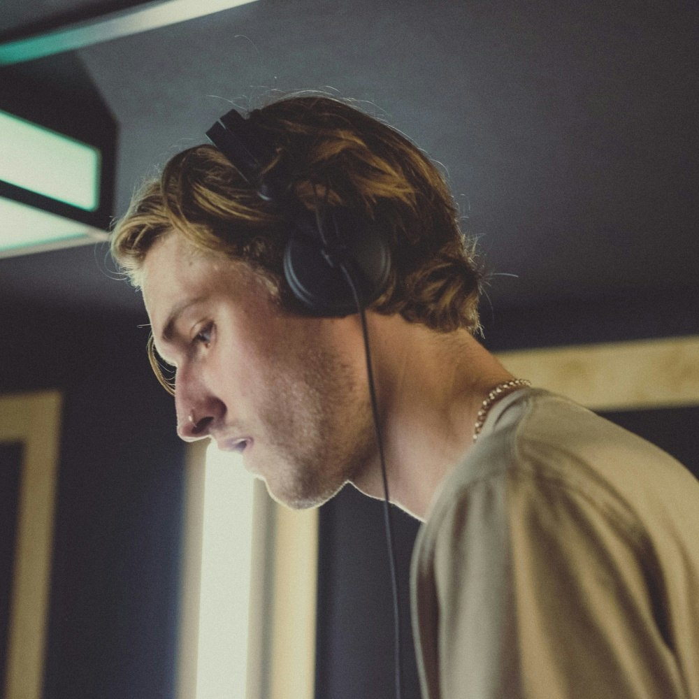 Keplrr - Musician | Techno & Electronic - Mixing at a Pirate DJ Studio