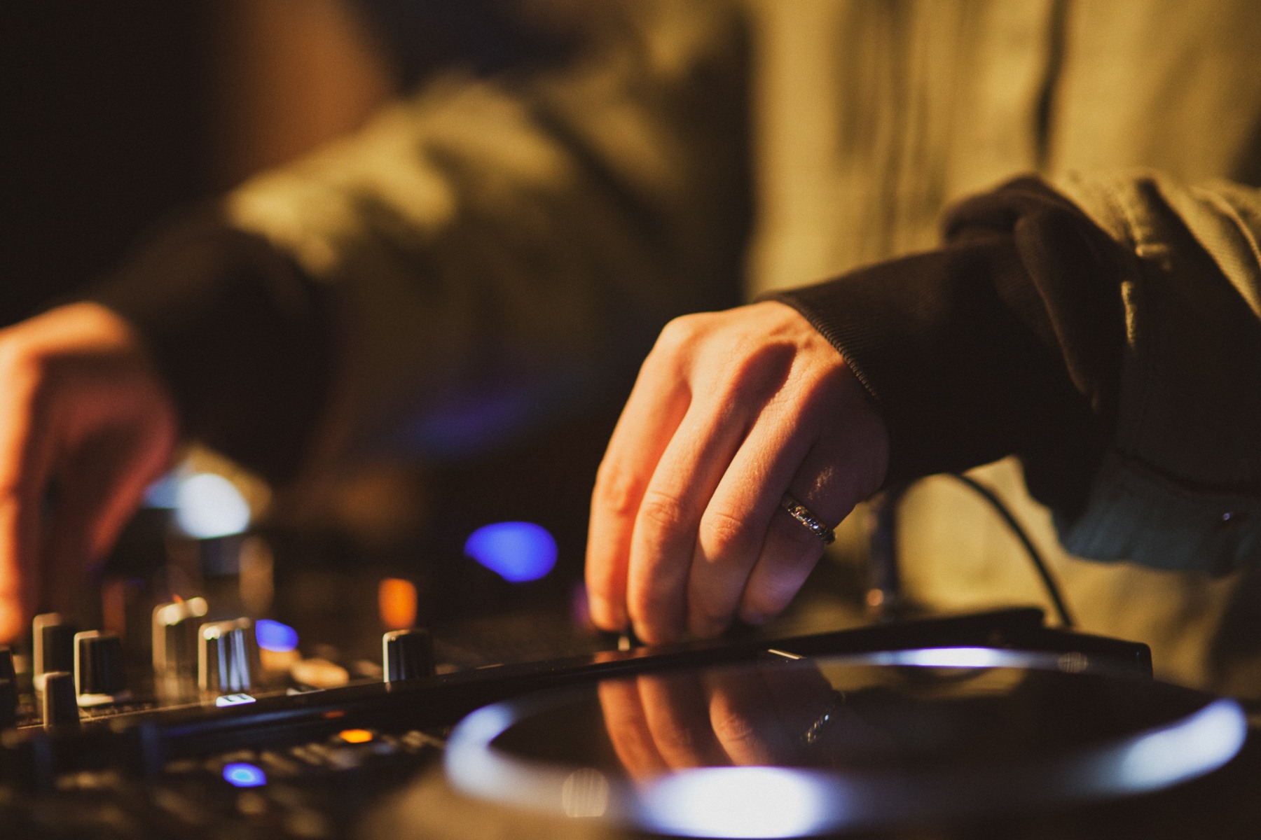 Yushh DJ - Capture technology - Mixing on DJ decks
