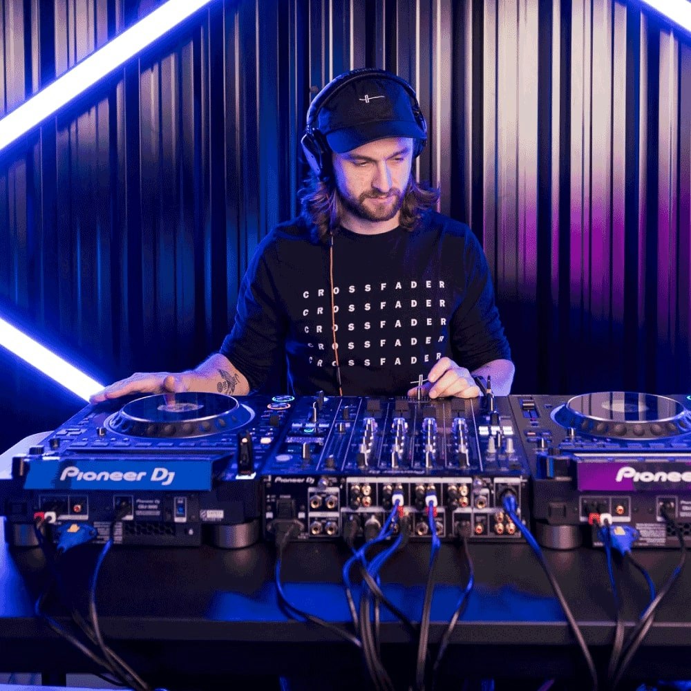 This image may contain: dj, person, adult, male, man, electronics, headphones