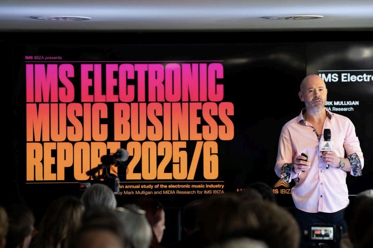 This image may contain: crowd, person, people, electrical device, microphone, adult, male, man, audience, wristwatch