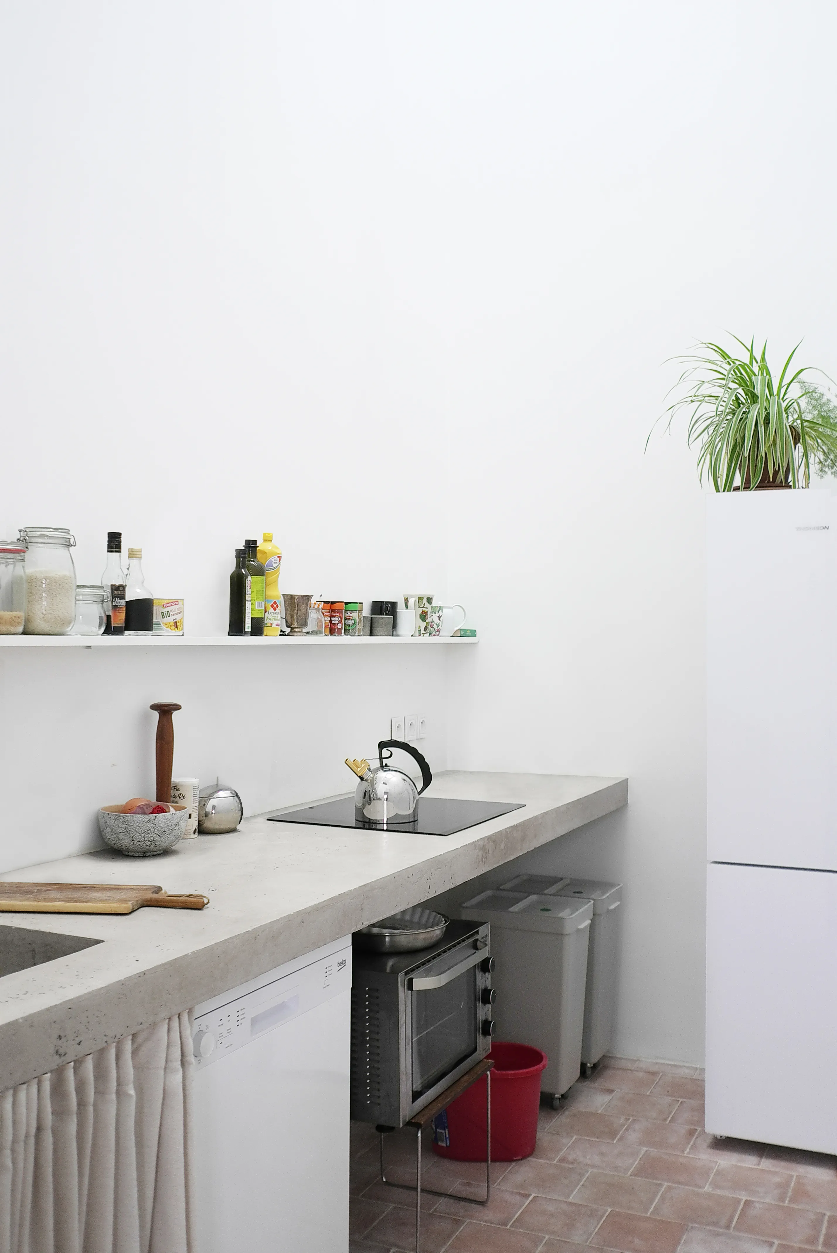 Cuisine avec plan de travail en béton