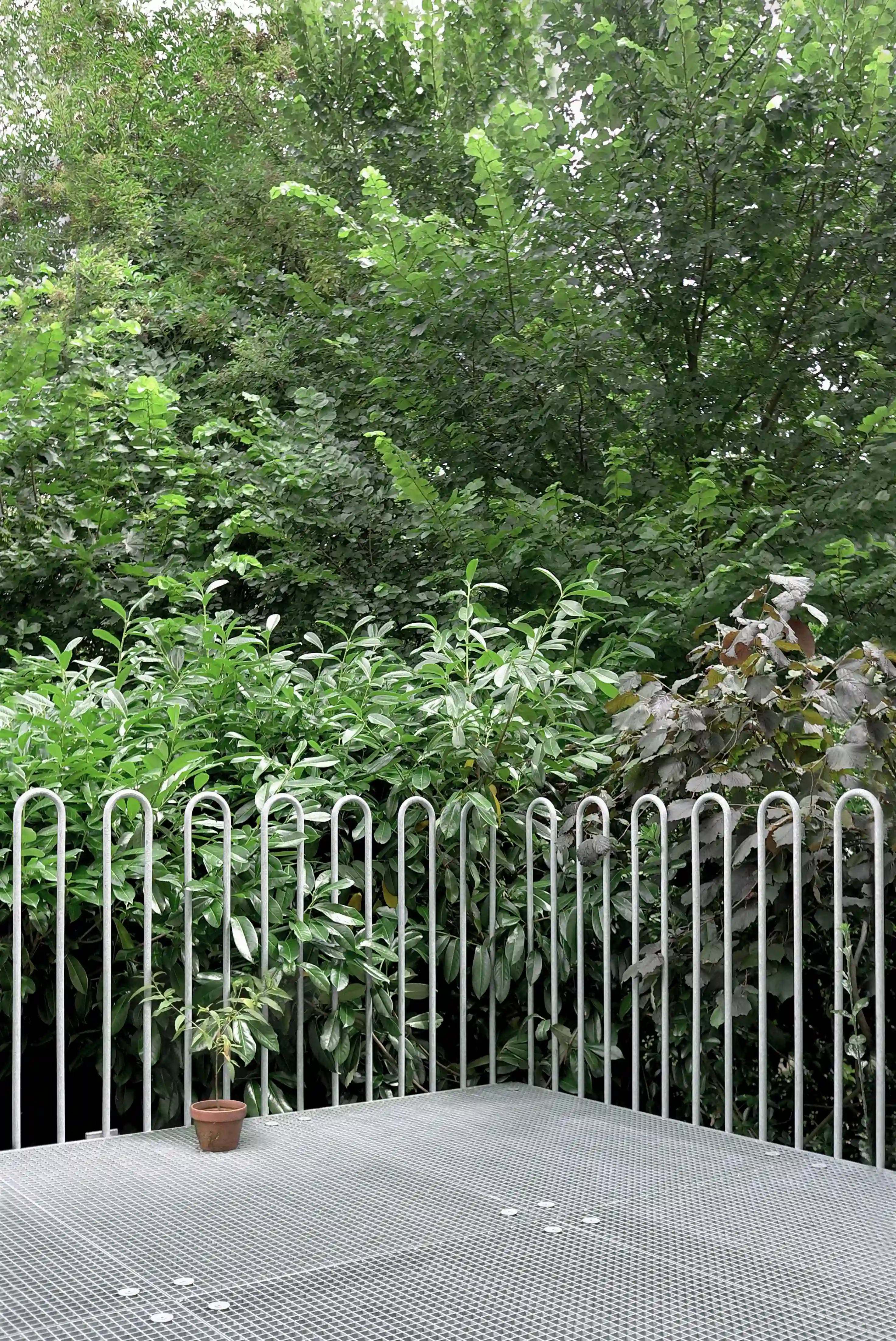 Vue du caillebotis en acier galvanisé et du barraudage de la terrasse