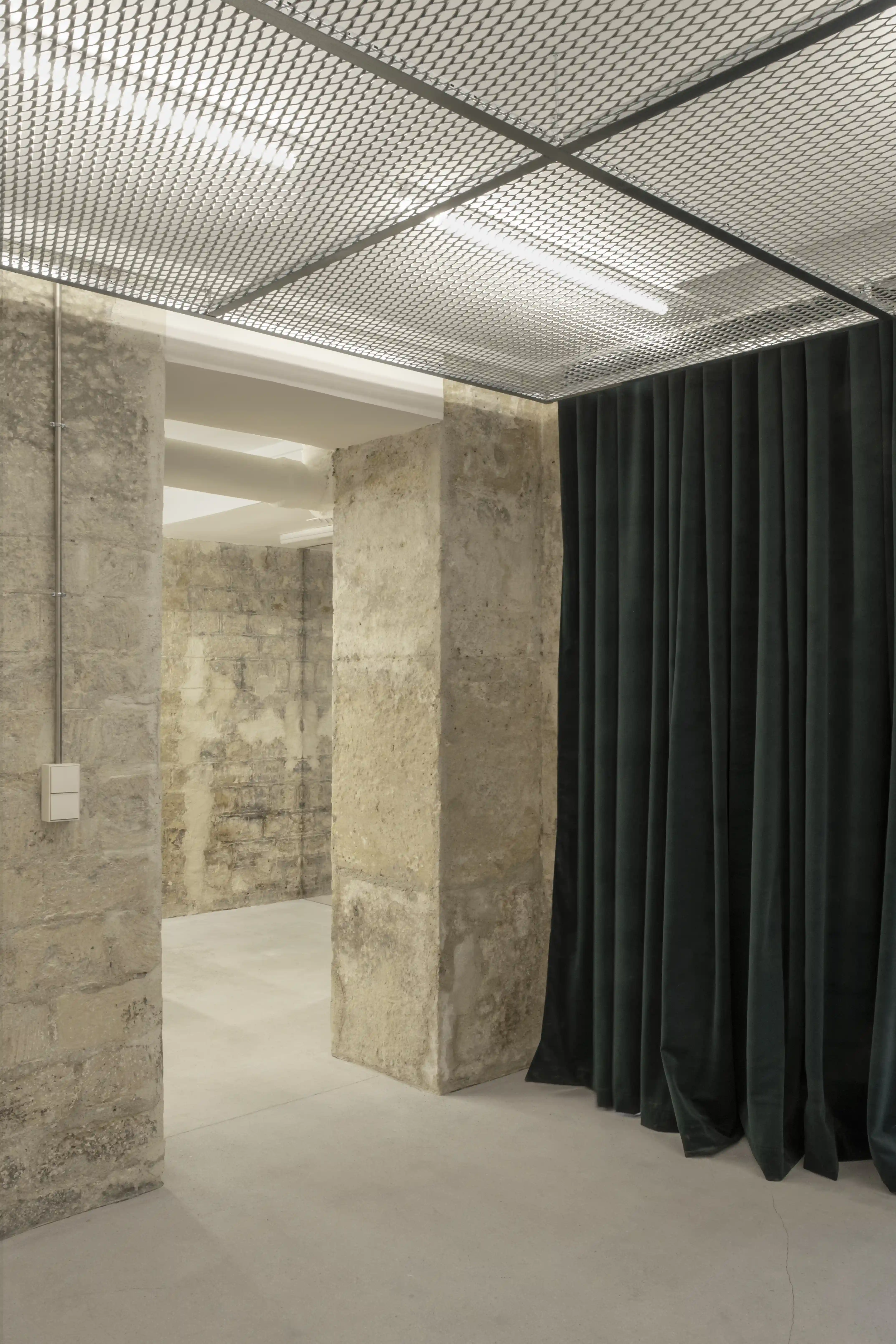 Photographie du local avec le faux-plafond en tôle de métal déployé
