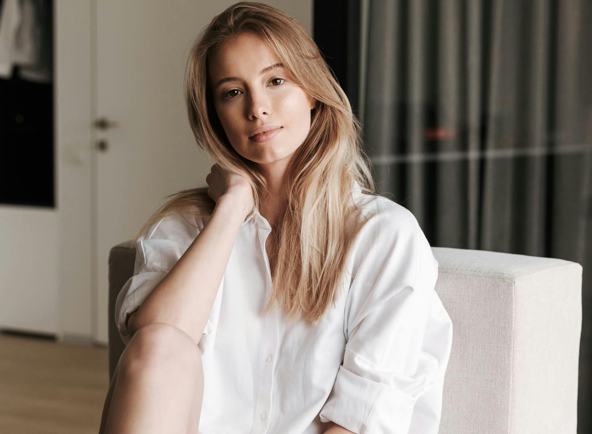 woman sitting with his knee bent and her elbox resting on it