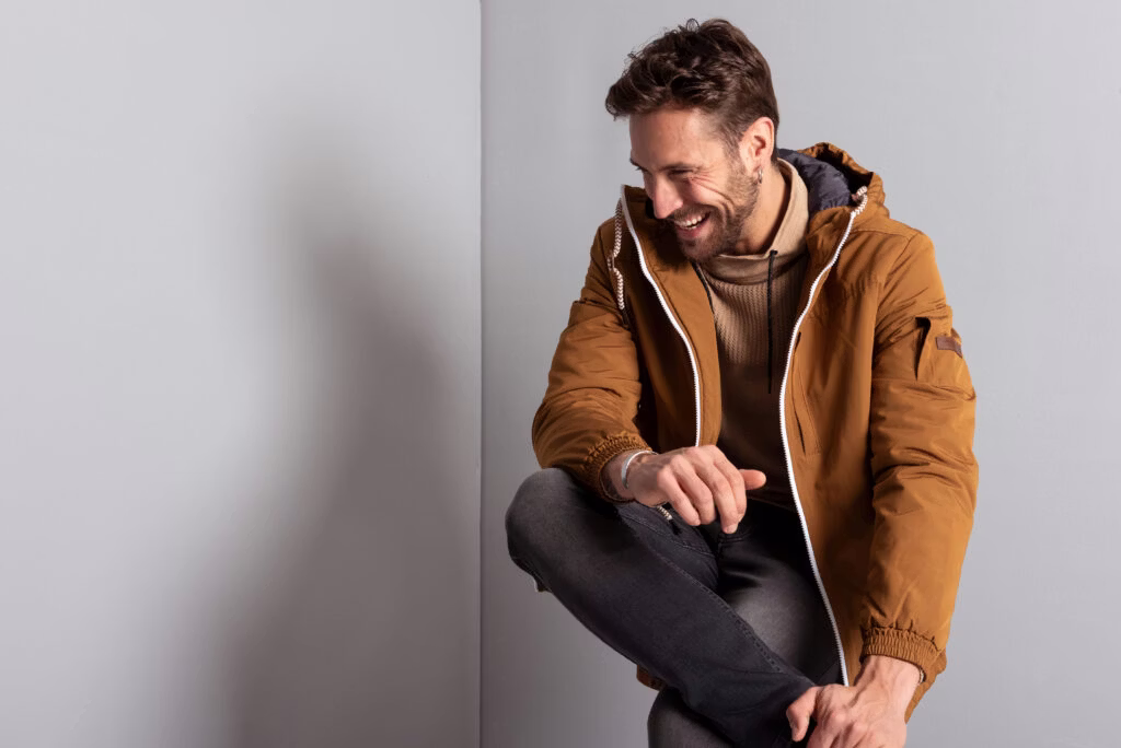 marketing-model-sondagsons_475-1024x684.jpg coat, jacket, head, person, face, adult, male, man, smile, photography