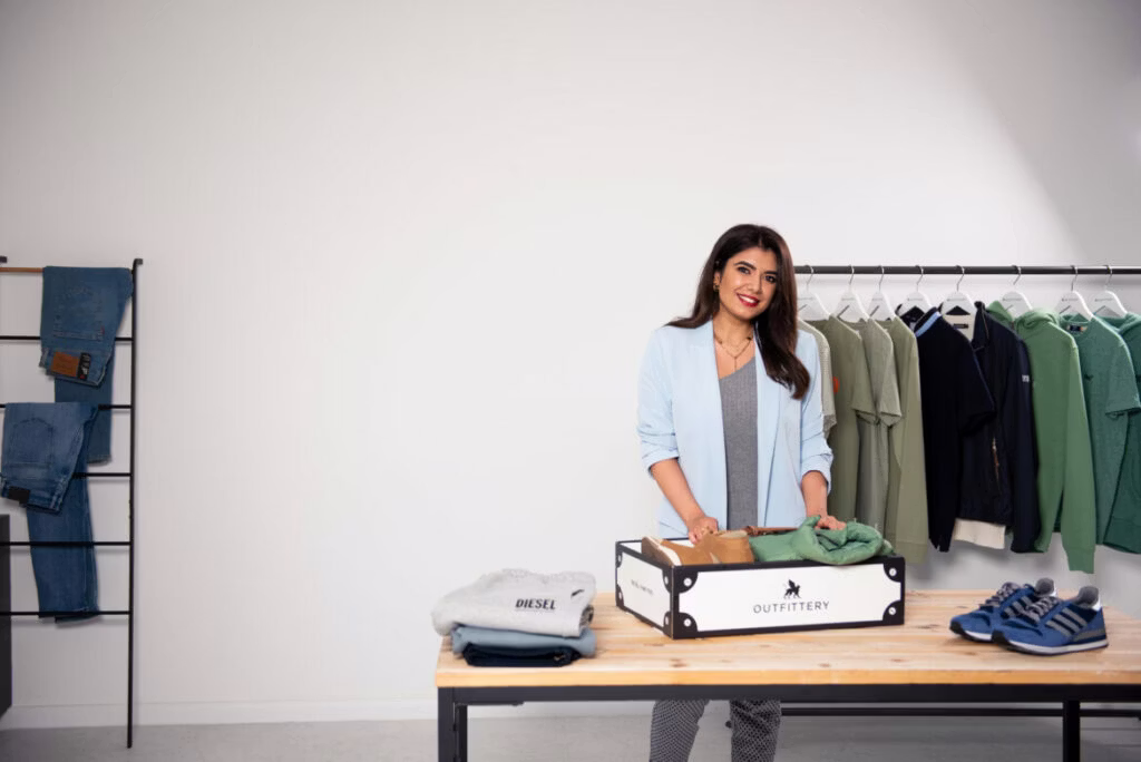 OUTFITTERY Stylistin wählt Outfits aus