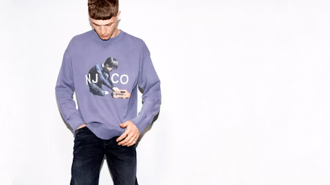 long sleeve, knitwear, sweater, sweatshirt, t-shirt, adult, male, man, person, hoodie