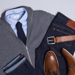 Der elegante Auftritt in Begleitung Deiner Jeans gelingt Dir, wenn Du sie zum hellblauen Hemd, grauer Jacke und braunen Accessoires kombinierst. Dazu passt die dunkelblaue Krawatte.