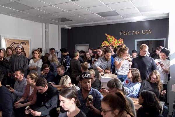 people, person, adult, female, woman, hat, male, man, glasses, crowd