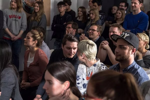 hat, glasses, person, face, head, adult, female, woman, people, necklace