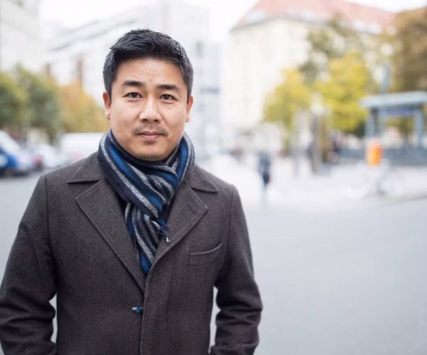 adult, male, man, person, black hair, hair, scarf, coat, crew cut, shoulder