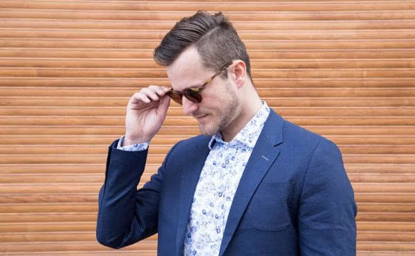 head, person, face, blazer, jacket, adult, male, man, suit, glasses