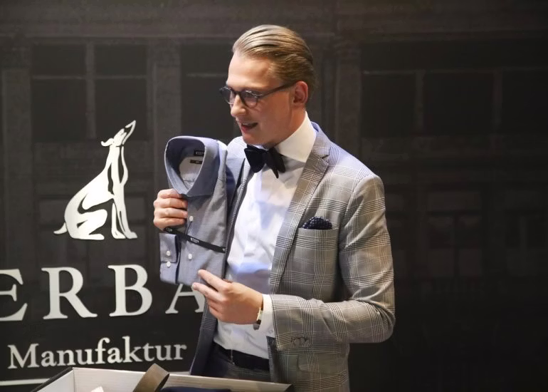 shirt, crowd, person, tie, people, microphone, adult, male, man, glasses