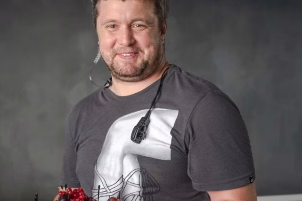 t-shirt, face, head, person, photography, portrait, adult, male, man, smile